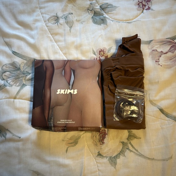 SKIMS Jasper Shapewear Bodysuit - Picture 3 of 7